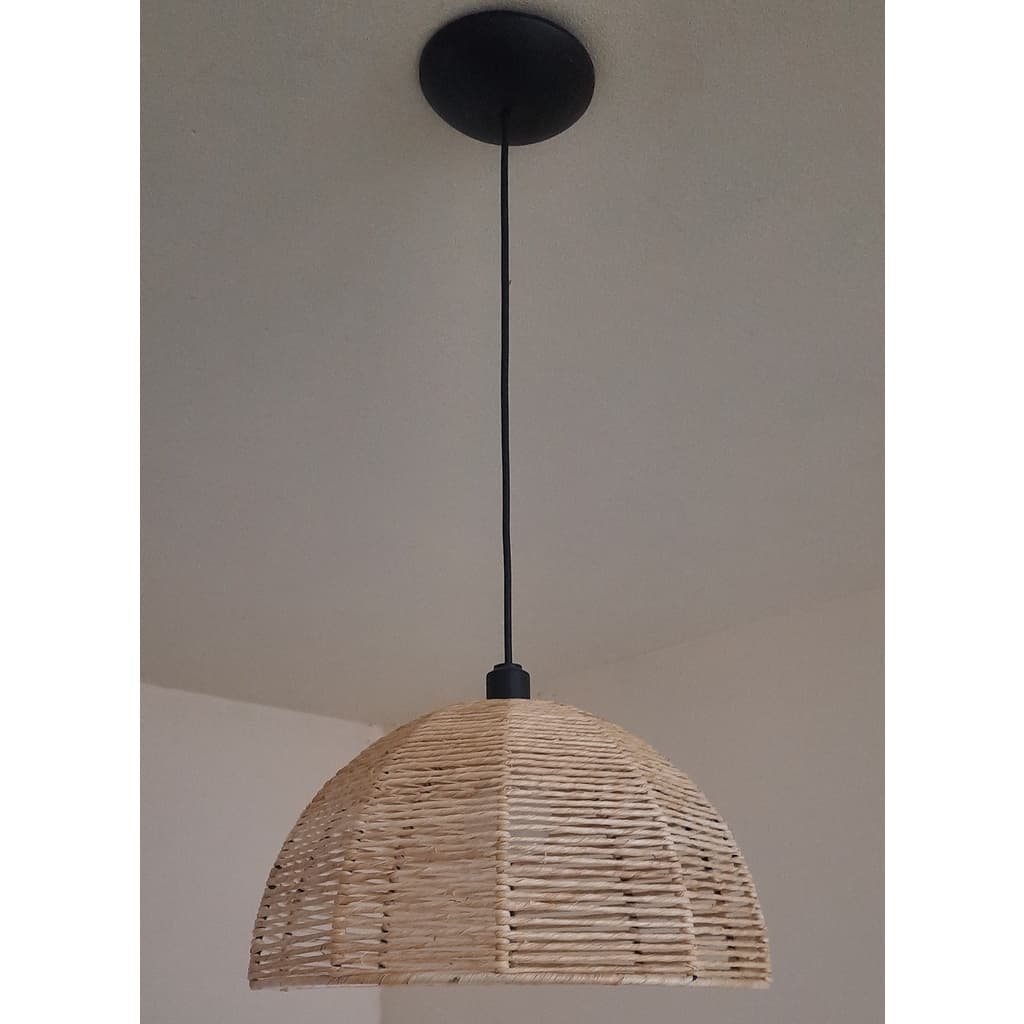 Luminária lustre meia esfera de palha natural de milho 35x18cm