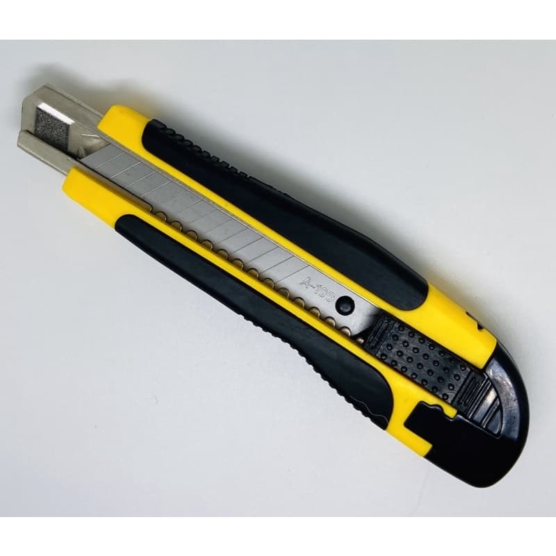 ESTILETE LÂMINA DE 18MM AÇO INOX EMBORRACHADO COM TRAVA E PORTA LÂMINAS - ELITE