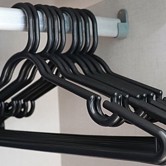Cabide Adulto Preto kit 200 Cabides Reforçado Organizar Roupas