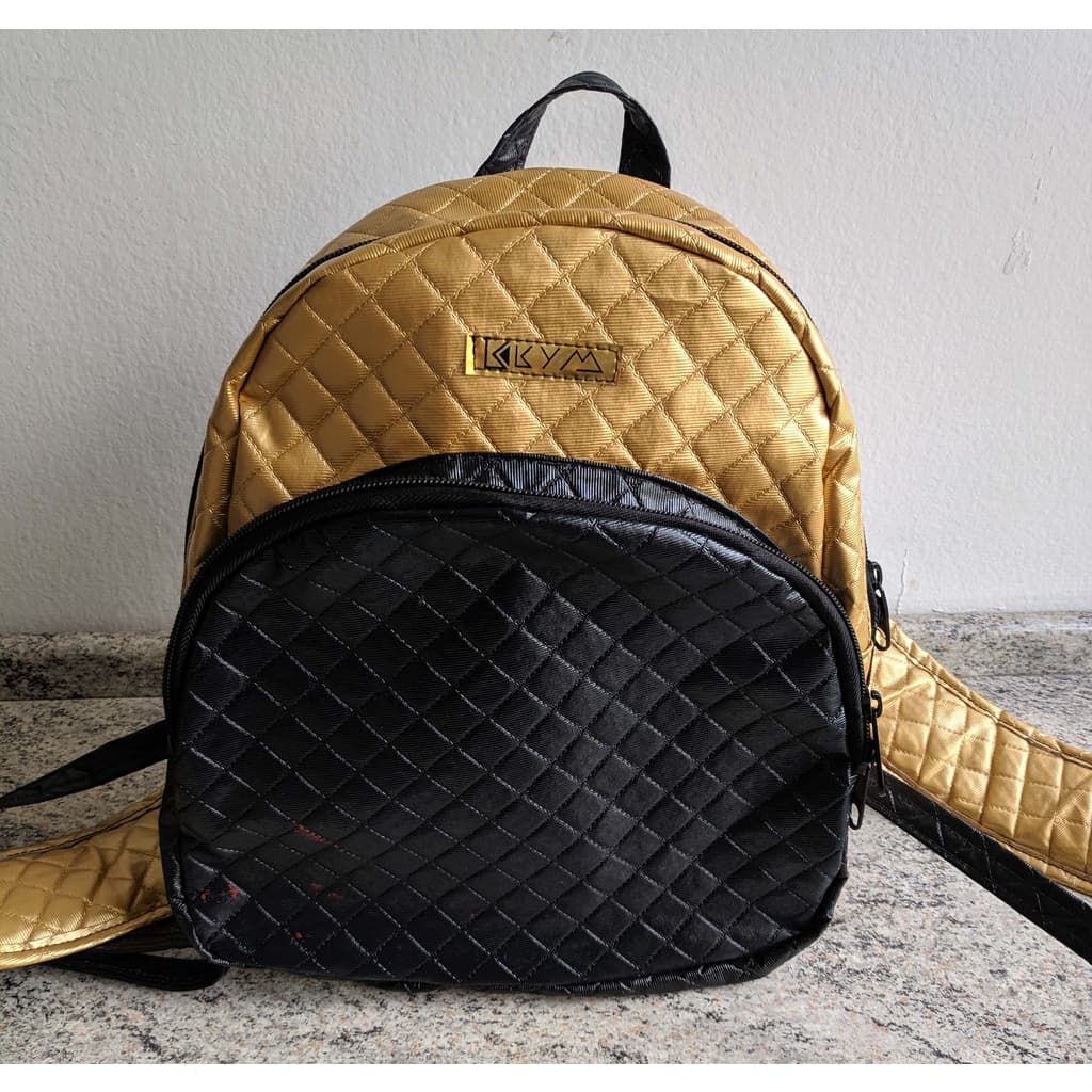 Mochila dourada e preta