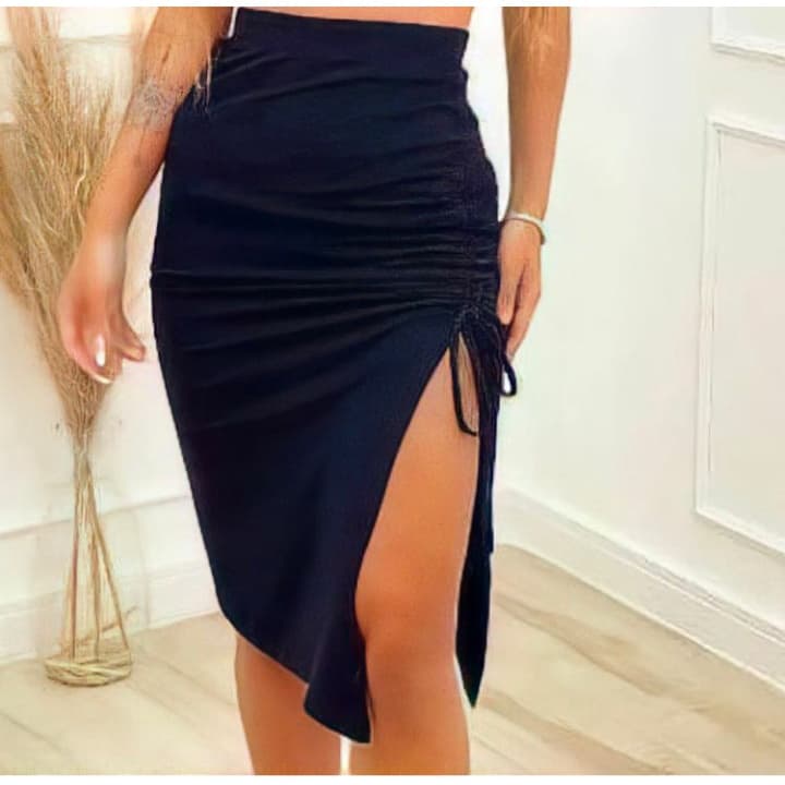 Saia feminina até o joelho com abertura na lateral tecido poliéster ocasião moda