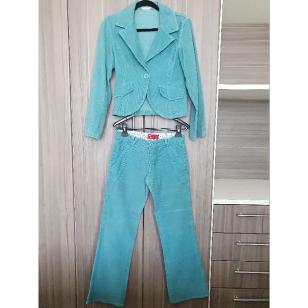 conjunto de veludo,  verde, feminino.casaco tamanho 42 (M).
calça  tamanho 38.