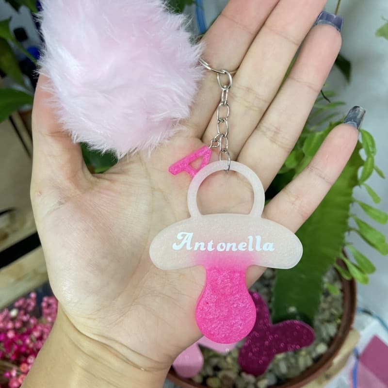 Chaveiro para Bolsa do Bebê com pompom e nome gravado Personalizado de Resina Epóxi