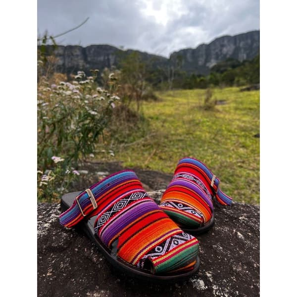 Sandália mocassim mule feminina e masculina Artesanal de couro e Tecido Peruano