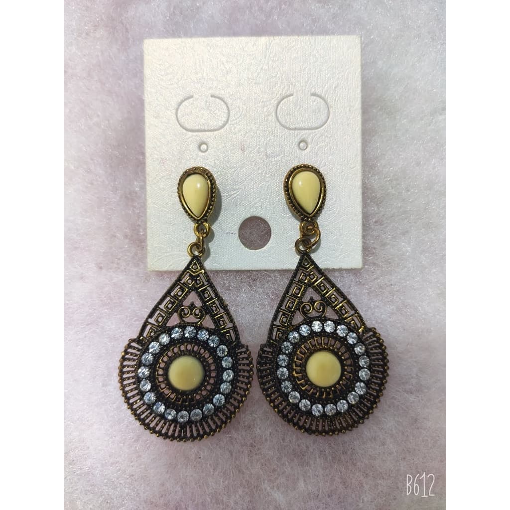 Brinco Grande Em Metal dourado Com Pedras Douradas de Strass brancas
