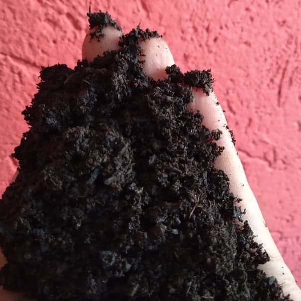 Terra Vegetal com adubo orgânico. Terra Preta Adubada com composto orgânico..Saquinhos fracionados com 1kg