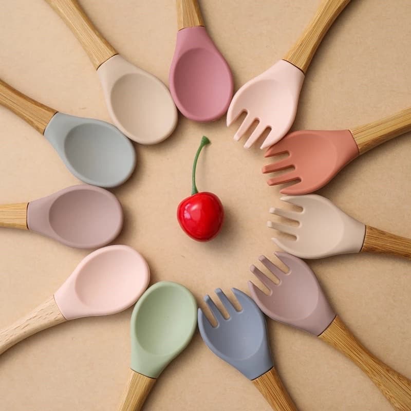 talher de madeira e silicone para bebês e crianças personalizado. ideal para crianças e bebês. blw, introdução alimentar. nome gravado no talher.