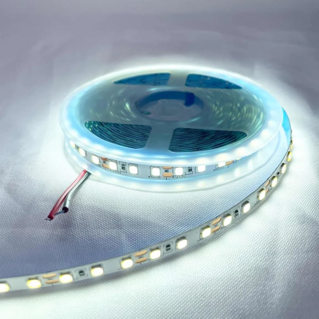 5m Fita De Led 120 LEDs/m 10w/m Branca Fria 6000k Autoadesiva 12v - Sem Silicone - Não acompanha fonte - LED 3528 - Com Conector P4