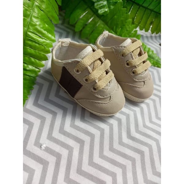sapatinho de bebê bege com marrom; sapato menino recém-nascido; calçado infantil masculino