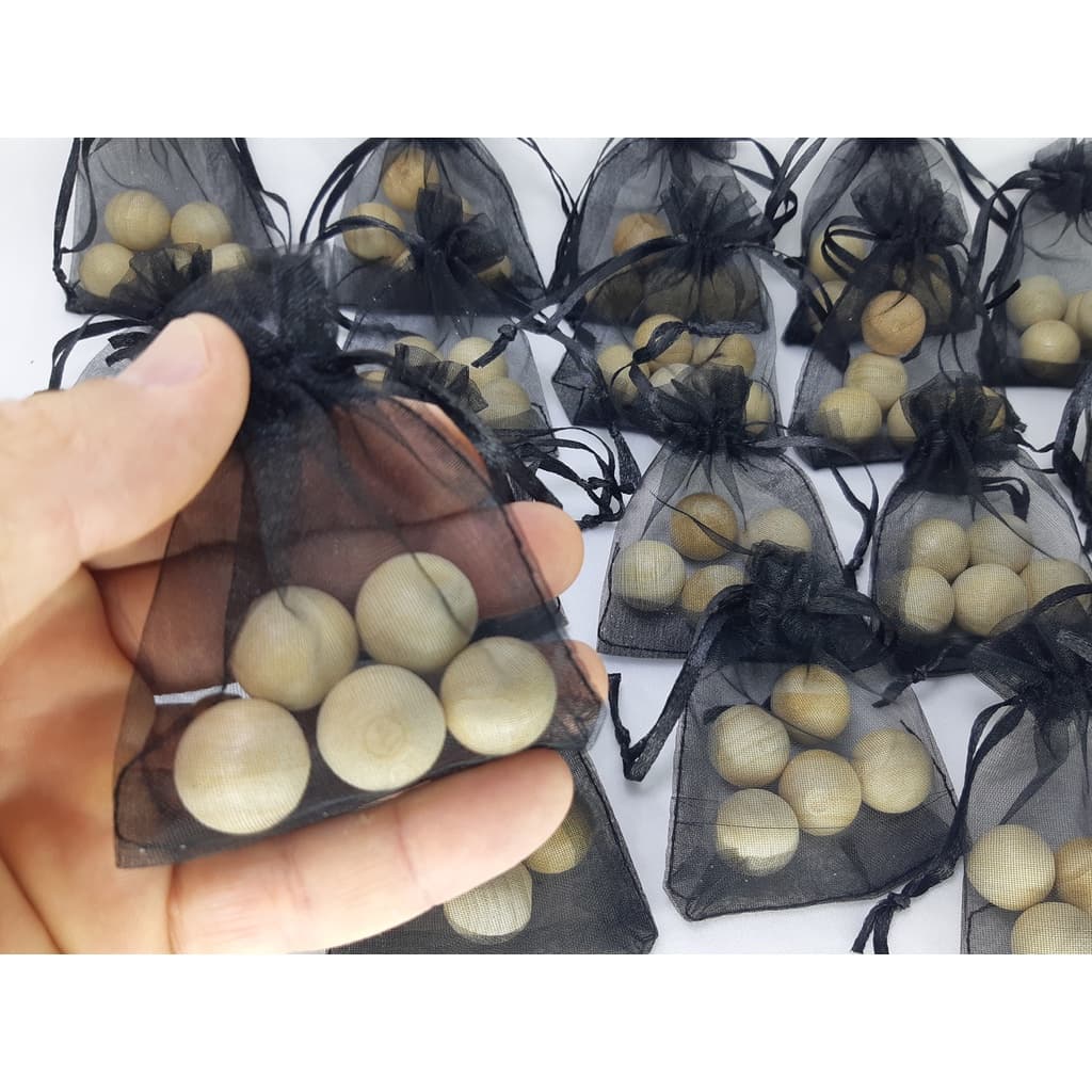 Bola De Cedro Anti Mofo Traça Bolor 20 Saquinhos de Organza cor PRETA 7x9 - 100 Bolinhas