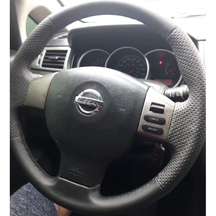 capa de volante costurada livina/tiida