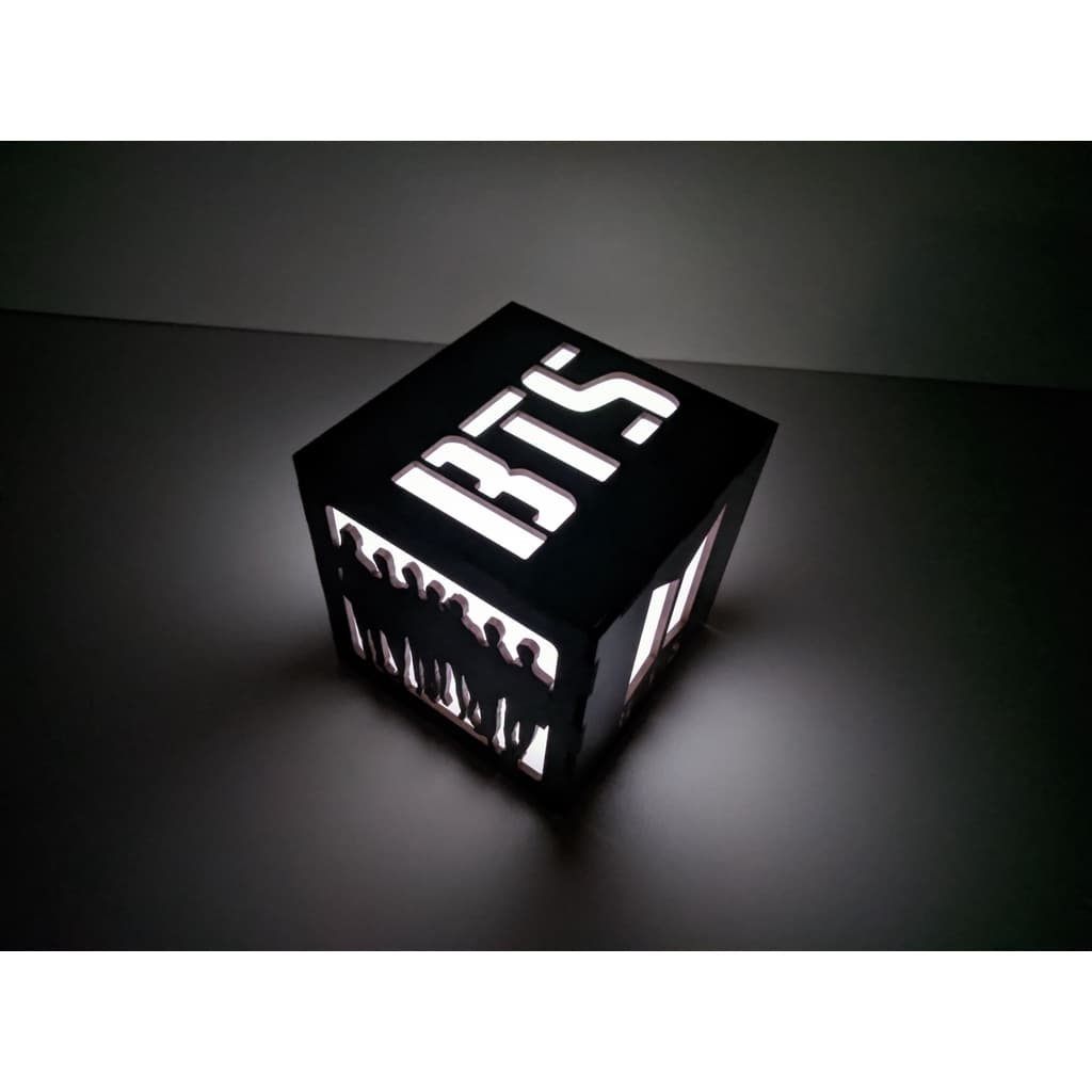 Luminaria Abjur BTS 11cm MDF Bateria RL44 De Mesa Decorativa Geek Gamer