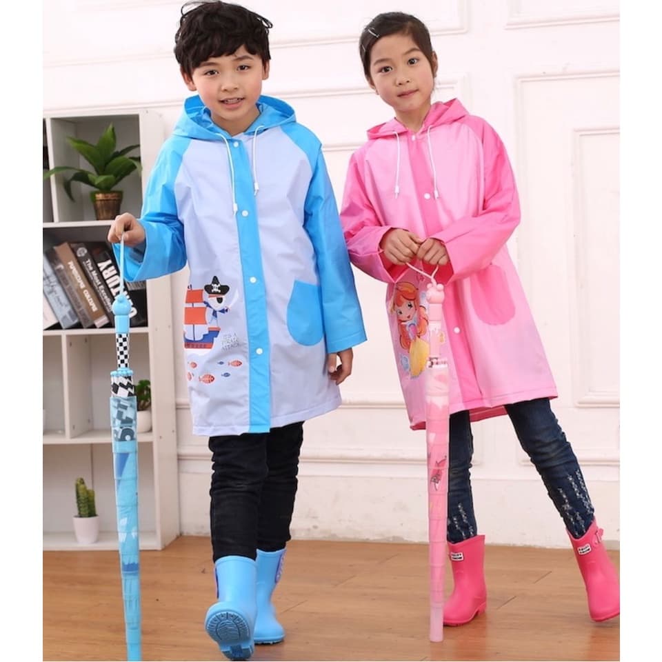 Capa de chuva infantil com botões e capuz . Escola, passeio, mochila, passeio de bicicleta. Capa de chuva para crianças