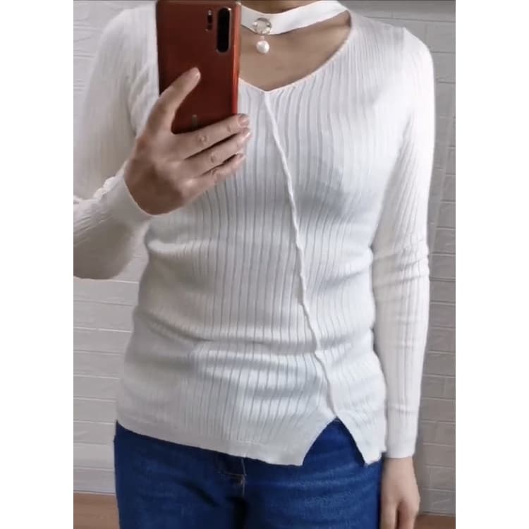 Blusa Feminina Em Tricot Modal Com Broche Recorte Em V066