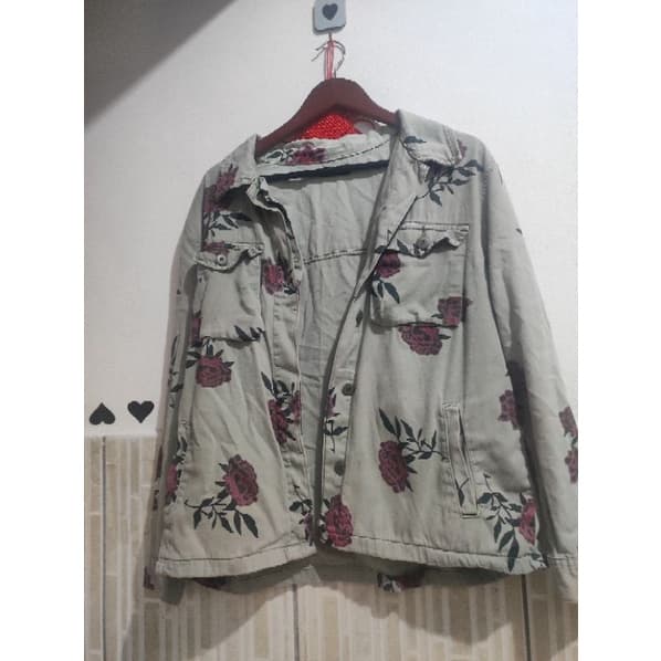 Casaco jeans florido verde militar com bolsos Tam M