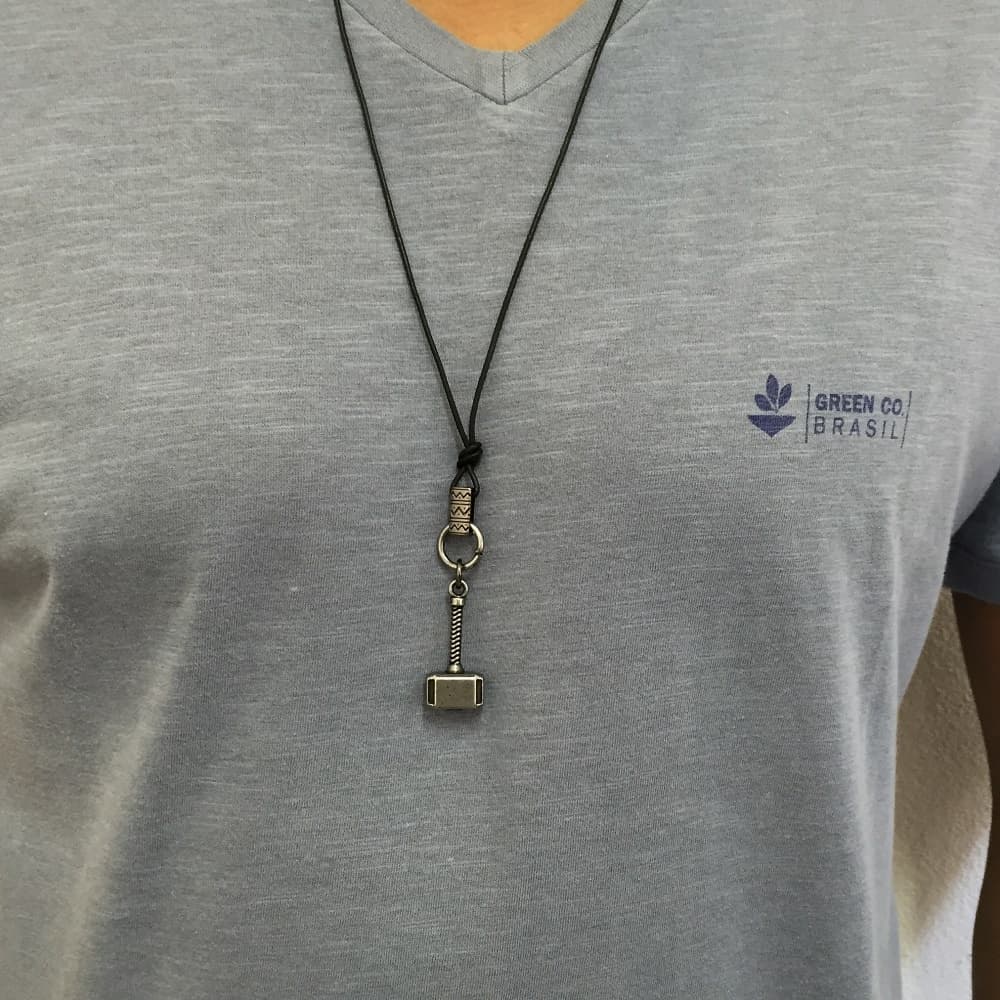 Cordão masculino longo com pingente martelo Thor e detalhe tribal em couro indiano legítimo