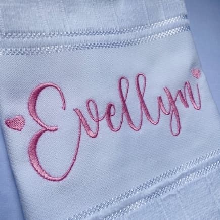 Toalha Bordada Personalizada Com Nome e Coração Para Presente ou Lembrancinha marca Dohler