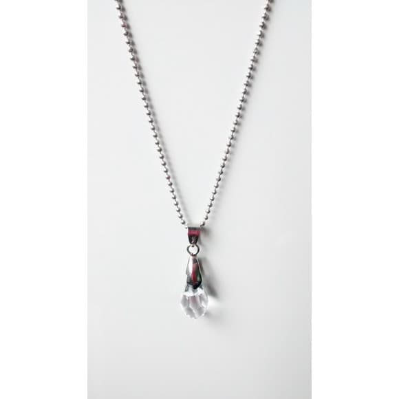 Colar Com Pingente no Formato de uma  Gota de Cristal