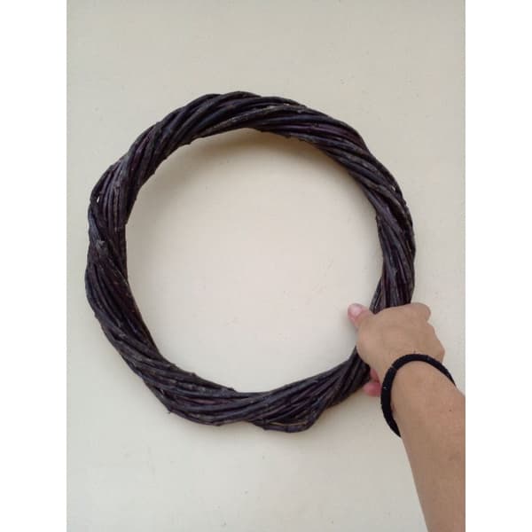 Base para guirlanda em cipó rústico, aro medindo 40 cm diâmetro (a peça) e 10 cm circunferência nas bordas.