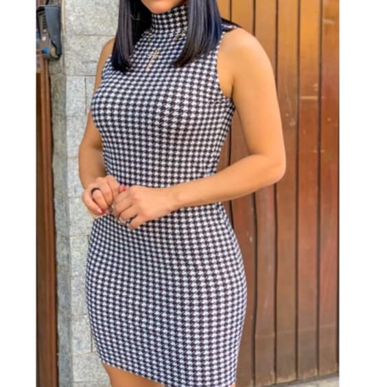 Vestido feminino gola alta cavado tubinho estampa pied poule