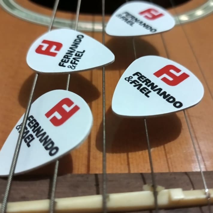 Kit 100 Palhetas e 1 correia personalizada: Crie Sua Identidade Musical com Opções Únicas de Design