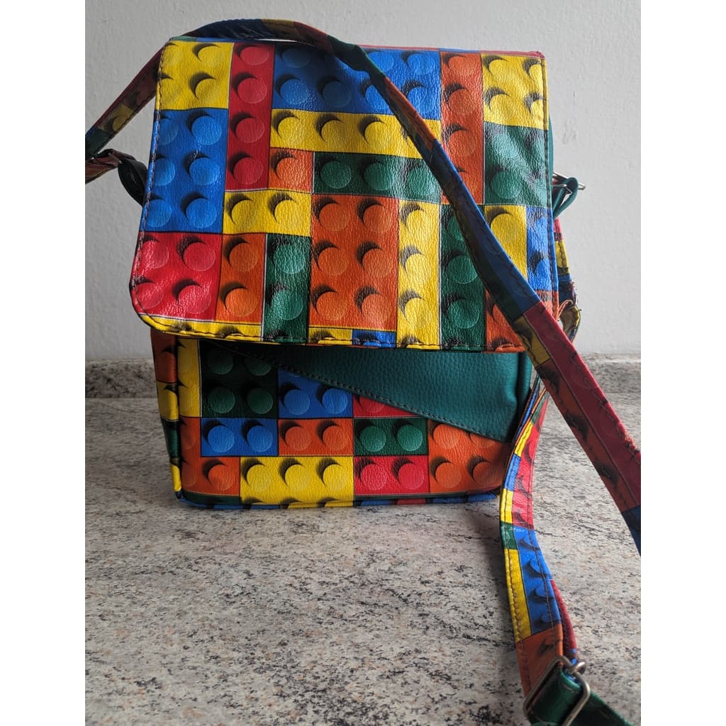 Bolsa  estilo carteiro com estampa de lego
