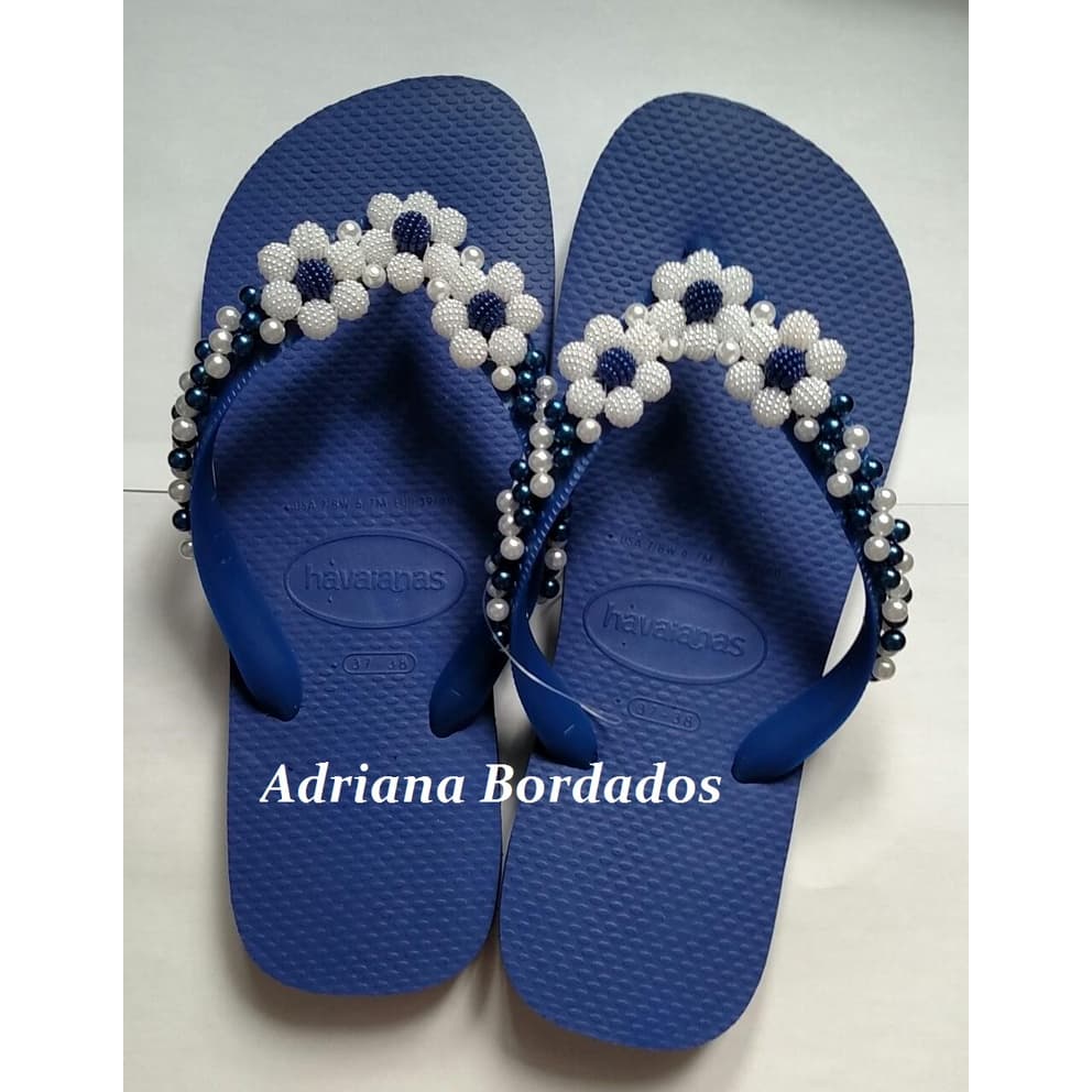 Chinelo ou Sandália Havaianas de pérolas bordado azul