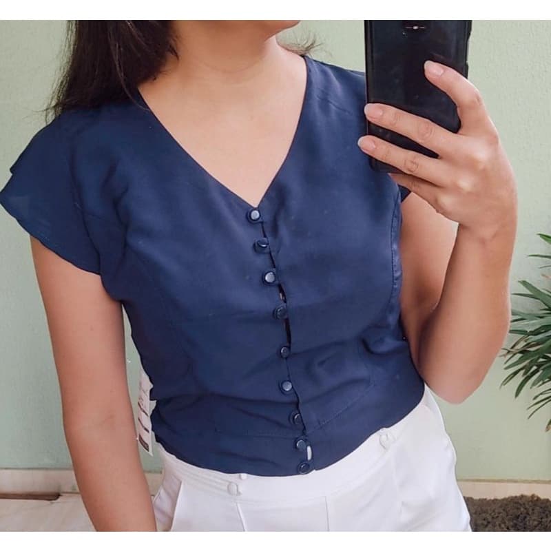 Blusa feminina Cropped com manga e botões
