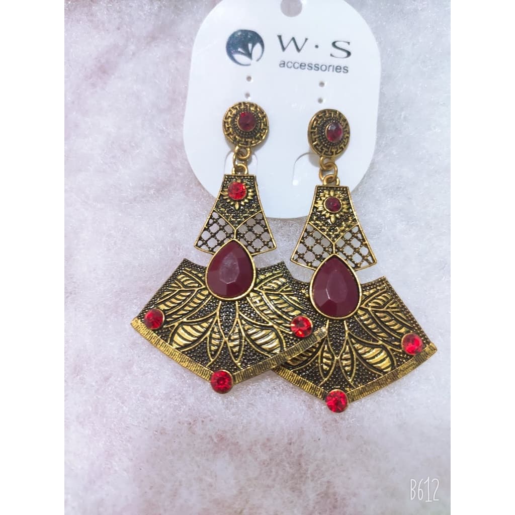 Brinco Grande Em Metal dourado Com Pedras vermelhas de Strass
