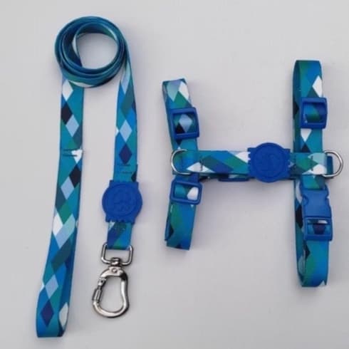Peitoral H Anti-Puxão para Cachorros - Azul quadriculado com detalhes em azul