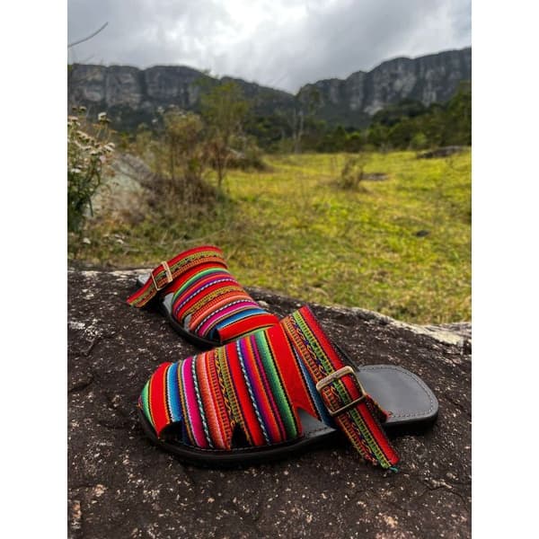 Sandália mocassim mule colorida de couro e tecido colorido peruano
