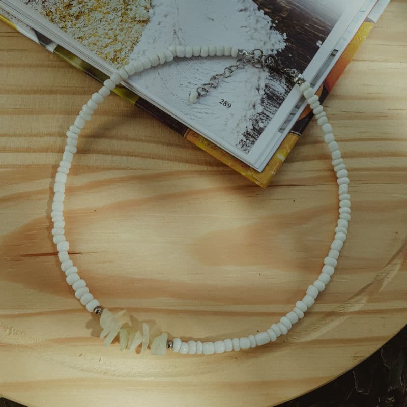 Choker Cascalho e Miçangas Brancas/ Chokers Pedra da Lua e Miçangas