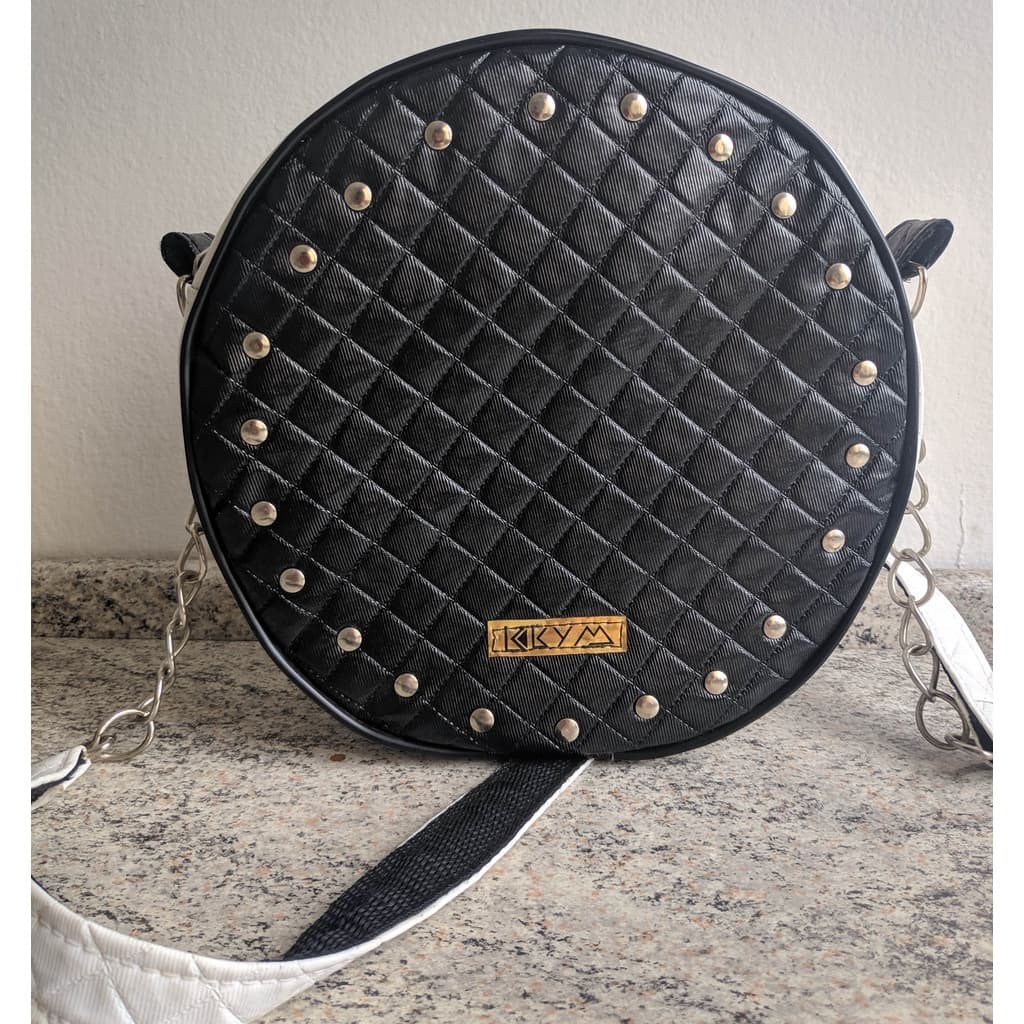Bolsa redonda de corino preta e branca