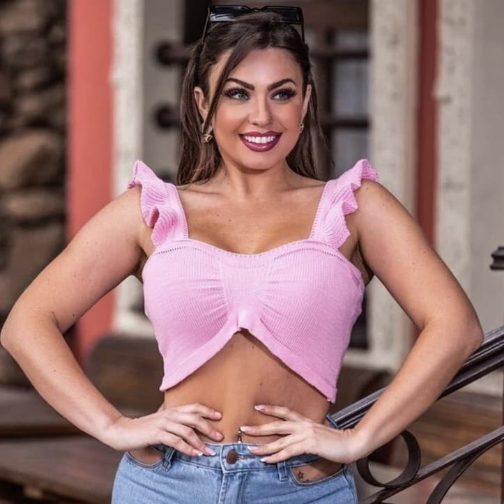 Blusa feminina modelo cropped regata com detalhes de babado de tricô/tricot