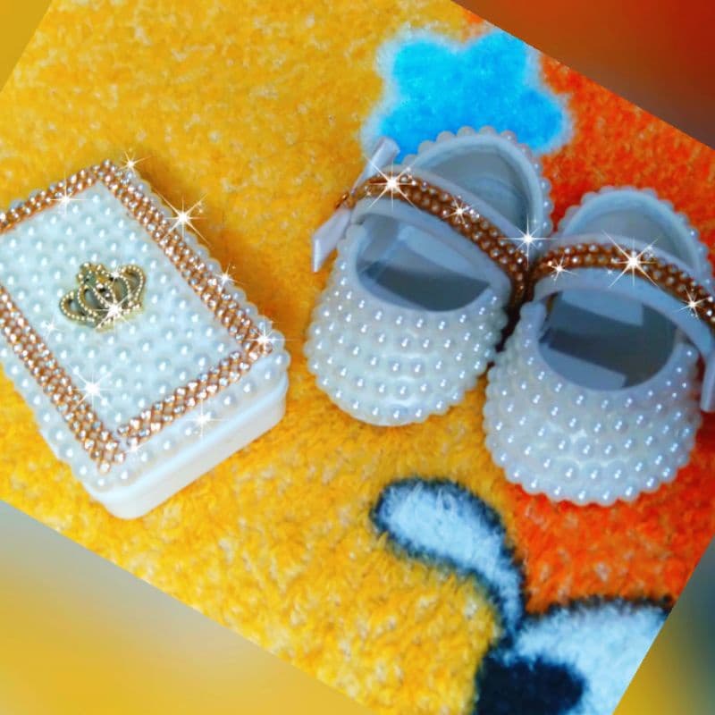 sapatinho e saboneteira customizado com perolas lindoo e um luxo para seu bebê