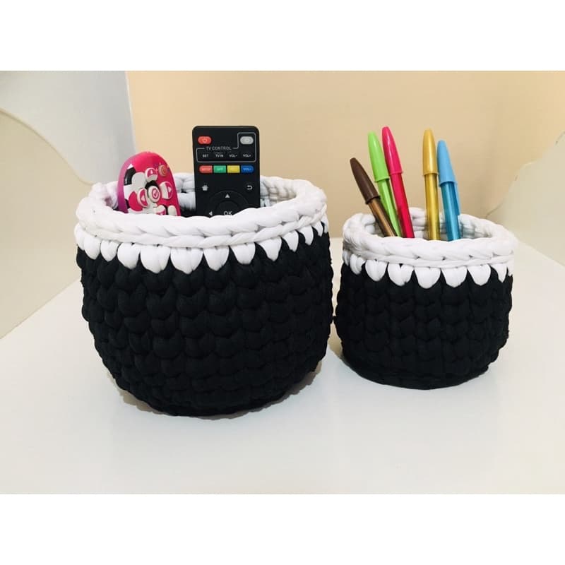 Kit 2 Cestos crochê Escritório - 9x9 e 13x13cm na cor Preta com Borda Branca De Fio de Malha Porta canetas porta trecos porta controle