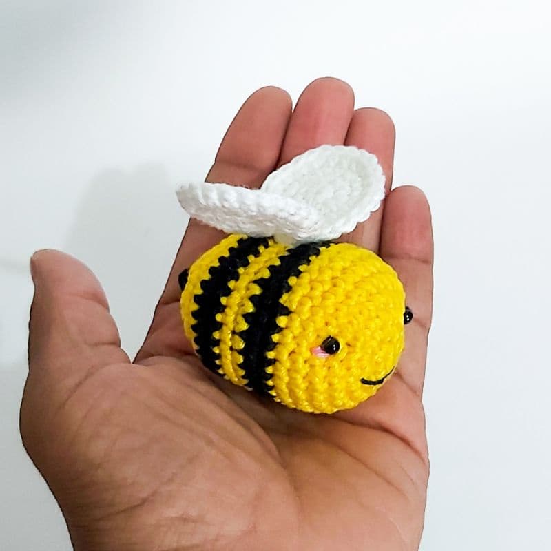 Abelhinha amigurumi para mobile/chaveiro/lembrança/varal/aniversário/