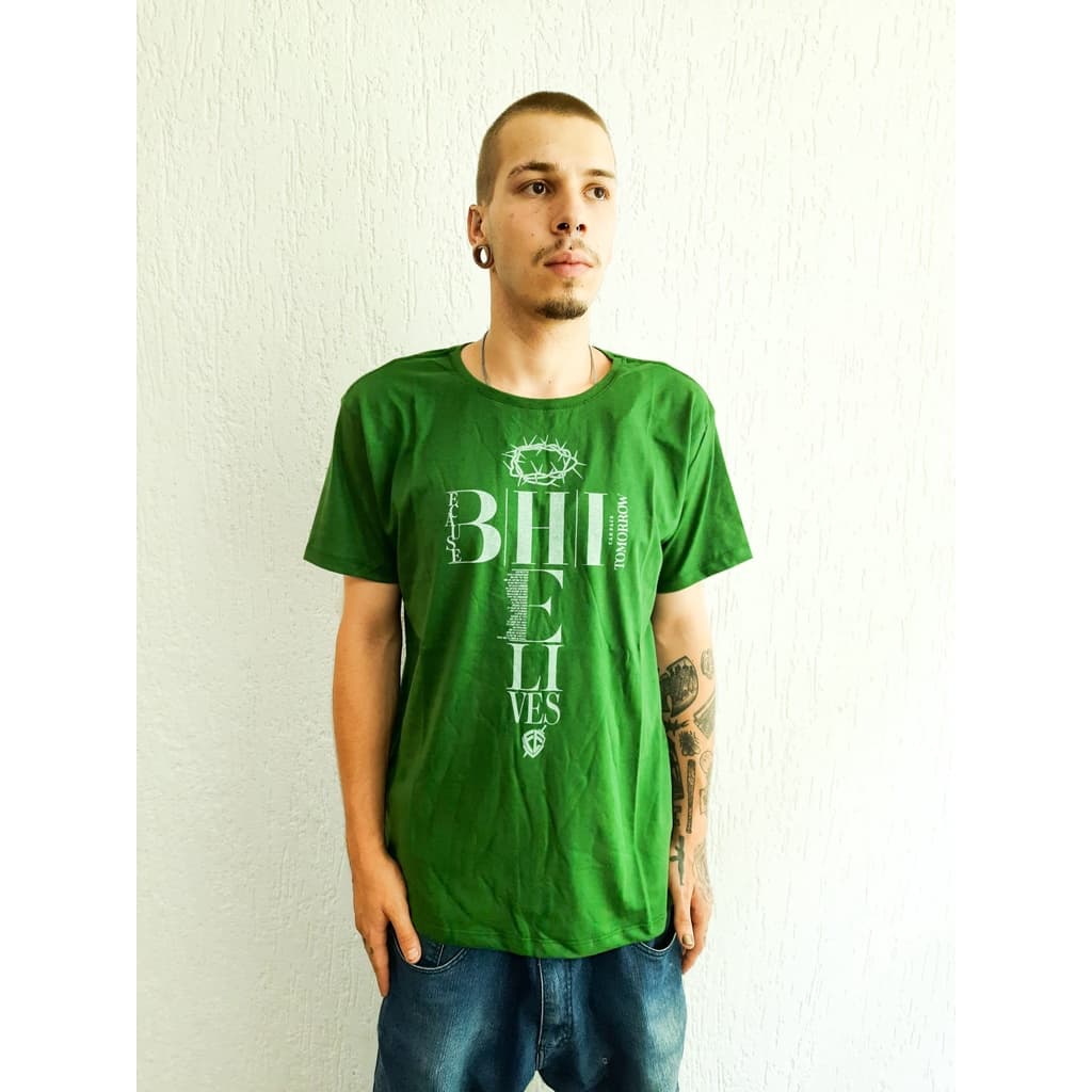 Camiseta Masculina Verde Because He Lives Fé Cristã Coroa