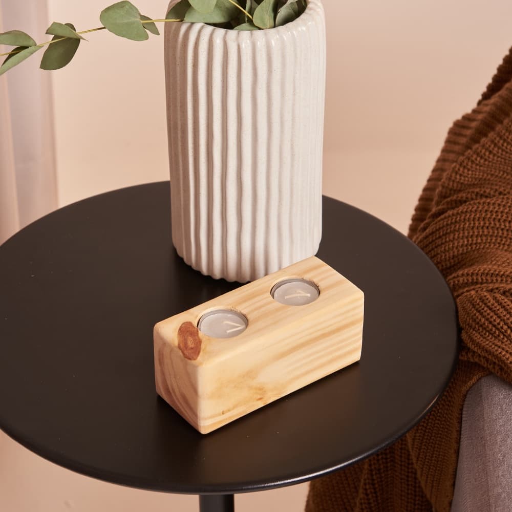 Vela decorativa com base de madeira