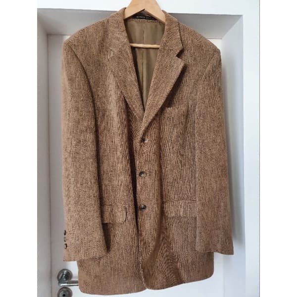 Blazer masculino de algodão e viscose em tela por fora e, forrado com viscosepor dentro, na cor marron, tamanho M. 112cm no total no tórax.