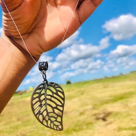 Colar Cordão Feminino Com Pingente Folha