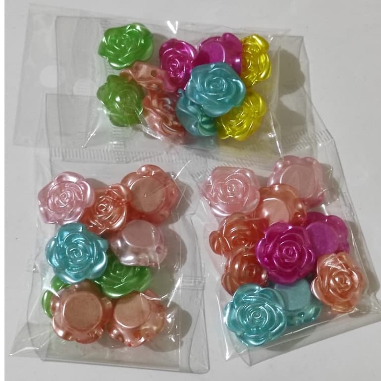 Aplique Rosa Colorida Perolada Com Furo Passante 20 mm Em ABS  Com 10 Unidades - PLANETA DAS ARTES