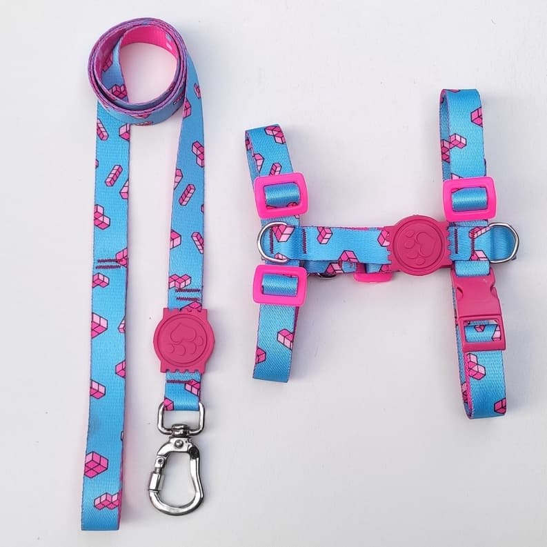 Peitoral H Anti-Puxão para Cachorros - Azul claro com detalhes rosa