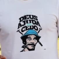 Camiseta Personalizada "Deus ajuda quem cedo Madruga" Chaves - Promoção