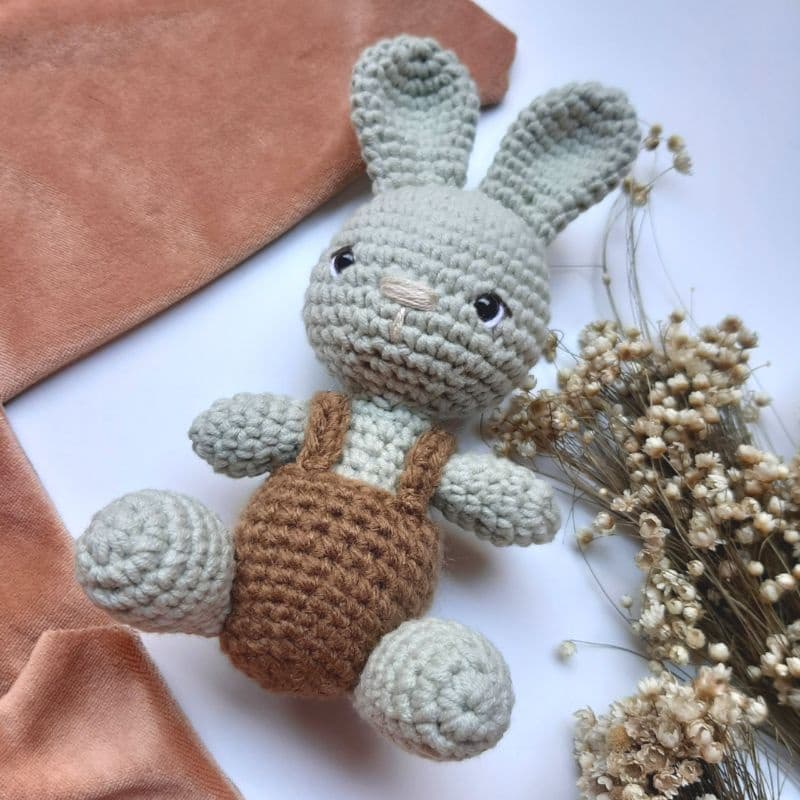 Coelho de crochê amigurumi coelhinho