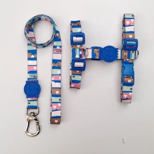 Peitoral H Anti-Puxão para Cachorros - Azul com corações e detalhes em azul