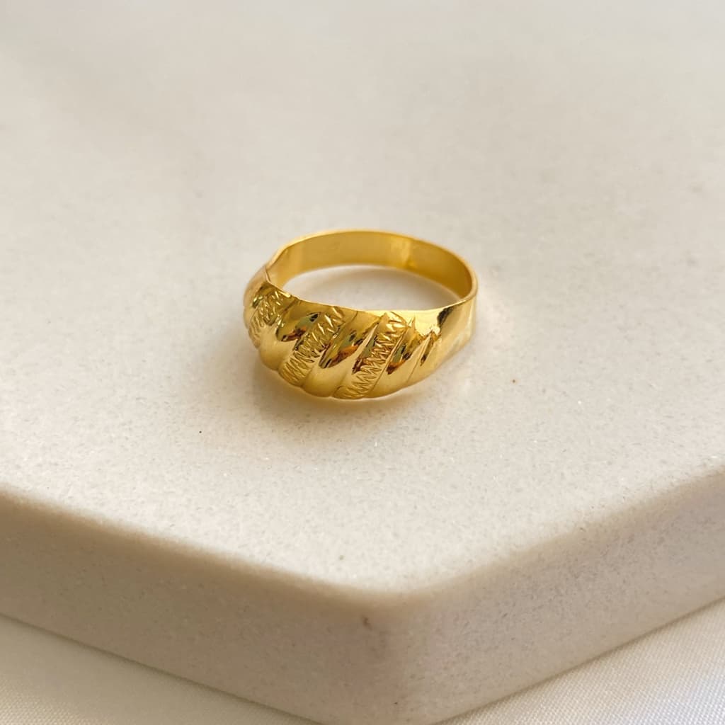 Anel croissant design de concha trabalhada folheado a ouro 18k