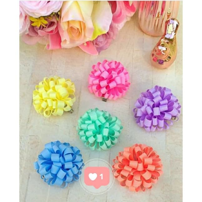 Laço Pompom De Fitas. Pompom No Bico De Pato.