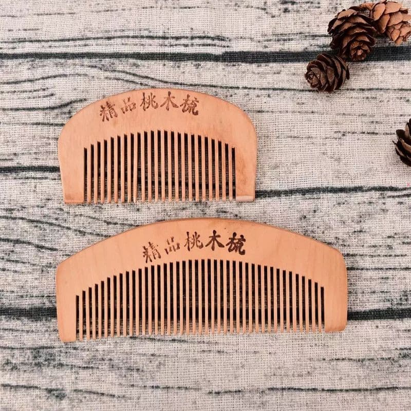Pente de madeira de pêssego para barba, cabelo e ou bigode.