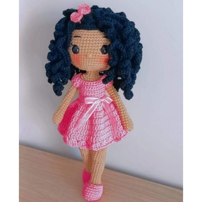boneca negra/ boneca cabelos cacheados/boneca amigurumi/boneca